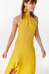 Vestido midi marrón de lino italiano, con cuello halter, sin mangas y diseño asimétrico con volados en el ruedo.