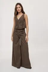 Jean wide leg marrón de tiro bajo, con calce relajado, piernas amplias y diseño clásico de cinco bolsillos.