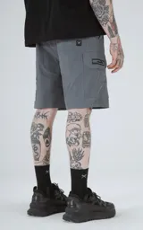 Bermuda cargo color gris carbón, con bolsillos laterales amplios y diseño funcional de corte recto.