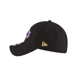 Gorro New Era 9FORTY de los Los Angeles Lakers, color negro con logo bordado en amarillo y violeta. Ajuste strapback y visera curva.