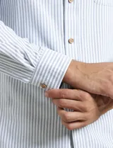 Camisa de manga larga con estampado de rayas verticales, cuello button-down, bolsillo frontal y botones de madera.