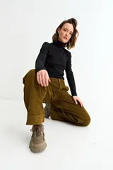 Pantalón de pana de corte wide leg, color verde oliva, con cierre frontal y bolsillos laterales.