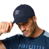 Gorro tipo cap con visera curva, color azul marino, con el logo de la marca Umbro bordado en blanco en el frente.