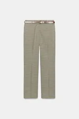 Pantalón de tiro alto con estampa a cuadros, de corte recto y bolsillos delanteros ocultos en costura. Incluye un cinturón combinado a contraste con hebilla metálica y cierre frontal con cremallera y ganchos.