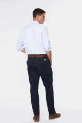 Pantalón cargo azul marino de corte recto, con bolsillos laterales y traseros con solapa, confeccionado en algodón con elastano.