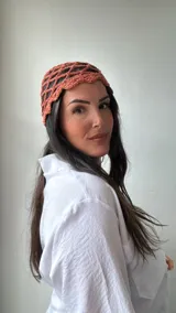 Gorro color ladrillo de tejido crochet con diseño de red.