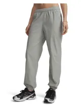 Pantalón jogger Under Armour modelo Unstoppable Wvn de color gris, con cintura elástica fruncida, bolsillos laterales y puños elásticos en los tobillos.