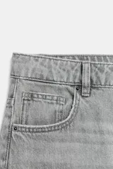 Jeans wide leg de tiro alto, color azul con efecto deslavado, cintura con trabillas, diseño de cinco bolsillos y cierre frontal con cremallera y botón metálico.
