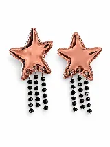Aros colgantes con diseño de estrella en acrílico espejado color bronce y tiras de cadenas con cuentas negras facetadas.