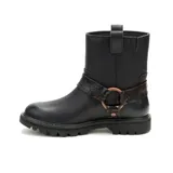 Bota de caña media Caterpillar, confeccionada en cuero negro con acabado liso. Presenta una tira decorativa con textura de reptil que rodea el tobillo, sujeta por una argolla metálica en tono bronce. Cuenta con suela de goma dentada y logo de la marca grabado en el lateral.