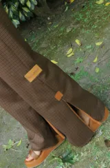 Pantalón a cuadros con corte levemente oxford, cierre y elástico en la cintura.