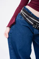 Jean baggy de tiro bajo en color azul denim clásico, con corte extra ancho y caída fluida.