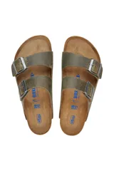 Sandalia Birkenstock modelo Arizona con dos correas ajustables de cuero engrasado en tono verde oliva. Cuenta con plantilla anatómica acolchada, forro de gamuza y suela de EVA.