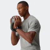 Remera deportiva de alto rendimiento Fabletics, confeccionada en tejido seamless ultraligero y transpirable con paneles de malla laterales para mayor ventilación. Presenta cuello redondo y mangas cortas, diseñada para entrenamientos intensos con propiedades antiolor y de absorción de sudor.