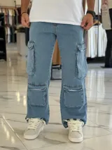 Pantalón de jean estilo cargo, color azul, de corte ancho y holgado, con múltiples bolsillos laterales en muslos y pantorrillas.