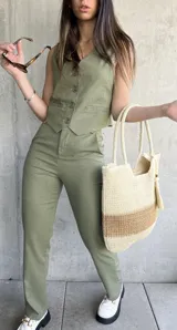 Pantalón verde oliva de lino, de corte recto.