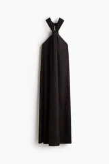 Vestido midi negro confeccionado en punto con efecto arrugado, de escote halter alto con detalle girado y tiras anchas con diseño solapado al frente.