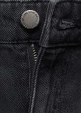 Pantalón de jean estilo wideleg, de tiro alto, con cierre de cremallera y botón, trabillas para cinturón y diseño de cinco bolsillos.