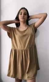 Vestido corto color camel, con escote redondo, mangas cortas y falda fruncida.