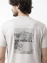 Remera de manga corta Merrell color gris claro, con cuello redondo y logo pequeño estampado en el pecho.