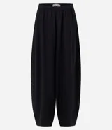 Pantalón de viscosa color negro, con diseño amplio estilo aladín, caída liviana y cintura elástica.