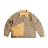 Campera de pana color marrón claro con cuello de corderito en tono contrastante. Presenta cierre frontal completo, dos bolsillos con solapa y botones en el pecho, y dos bolsillos laterales. Posee un diseño de corte holgado con puños y ruedo acanalados.