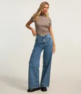 Blusa de ribana color marrón, con mangas cortas y cuello alto, de corte ajustado al cuerpo.
