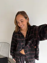 Pantalón de corte recto y holgado, confeccionado en tela de viyela con estampado de cuadros en tonos negro, gris y blanco. Presenta cintura elástica para mayor comodidad.