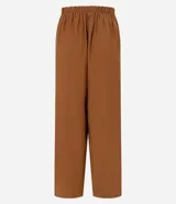 Pantalón wide leg de estilo sastre color marrón, con cintura elástica, lazo ajustable y pliegues frontales. Presenta un corte recto y fluido.