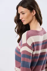 Buzo tejido de algodón con diseño de rayas horizontales en tonos beige y celeste, de manga larga y cuello redondo.