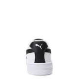 Championes Puma modelo Court Classic Clean, de diseño urbano inspirado en el baloncesto retro. Presentan un exterior de material sintético blanco con la icónica franja lateral de la marca en color negro. Cuentan con cierre de cordones, interior forrado y plantilla SoftFoam+ para mayor amortiguación.