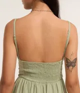 Enterito corto de viscosa color verde oliva, con breteles finos, escote con detalle de volados y corte entallado en la cintura con falda acampanada.