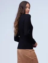 Buzo rosa de tejido acanalado, marca Cable & Gauge, con cuello alto y manga larga con aplique de botones en los puños.