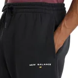 Pantalón de jogging negro de felpa perchada con ajuste holgado, cintura y bajos elásticos, cordón regulable, bolsillos laterales y trasero, y logo estampado en el muslo izquierdo.