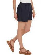 Pantalón corto azul marino de algodón con cierre de cremallera oculta y botón, cuatro bolsillos y logo de Tommy Hilfiger en la parte trasera.