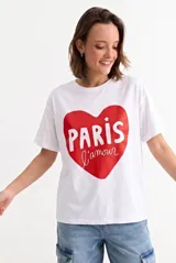 Remera blanca de manga corta con cuello redondo y estampa frontal de un corazón rojo con la inscripción 'PARIS l'amour'.