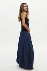 Falda larga de denim azul con paneles en contraste de lavado más oscuro y tiro medio.