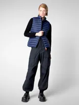 Chaleco puffer naranja con cuello alto y cierre frontal con cremallera.