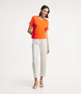 Blusa básica de viscosa color azul marino, con cuello redondo y mangas cortas de diseño cuadrado sin sisas.