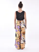 Top negro sin mangas con escote redondo y lazo ajustable en el ruedo.