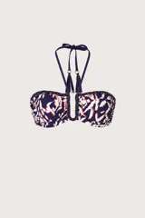 Top de bikini estilo bandeau con escote en U, diseño estampado en tonos azul, blanco y naranja, con detalles de trenzado en los bordes superiores y tiras para atar al cuello con borlas decorativas.