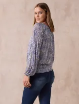 Blusa de microtul estampada, marca Harper, con forro interno a tono, mangas largas fruncidas y ruedo smock.