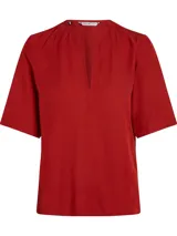 Blusa color ladrillo de Tommy Hilfiger, de corte regular, con cuello en V y mangas cortas.
