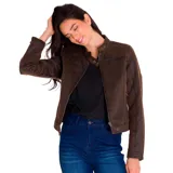 Chaqueta estilo moto de tela encerada color marrón, con cierre frontal metálico, cuello tipo mao con broche a presión y bolsillos con cierre en los laterales.