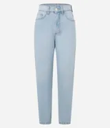 Pantalón mom jeans de tiro alto y corte holgado en color azul, con cierre frontal de cremallera y botón, trabillas para cinturón y bolsillos delanteros y traseros.