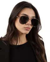 Lentes de sol estilo aviador con armazón dorado y cristales negros.