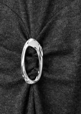 Vestido largo de punto color gris oscuro, con cuello perkins y manga larga. Presenta un diseño entallado con detalle fruncido en la cintura y una anilla metálica decorativa.