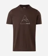 Remera de algodón color marrón, de corte regular, cuello redondo y manga corta. Presenta un estampado geométrico de una montaña en el pecho con la frase "ADVENTURE JOURNEY".