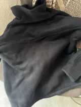 Campera de polar con estampado de cebra y forro de polar negro.