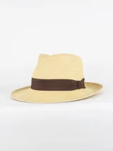 Sombrero de paja estilo Panamá con cinta marrón oscura en la base de la copa.